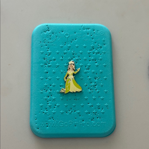 5/$30 Disney 2012 Kids Dressed as Princesses Tiana pin - Picture 1 of 3